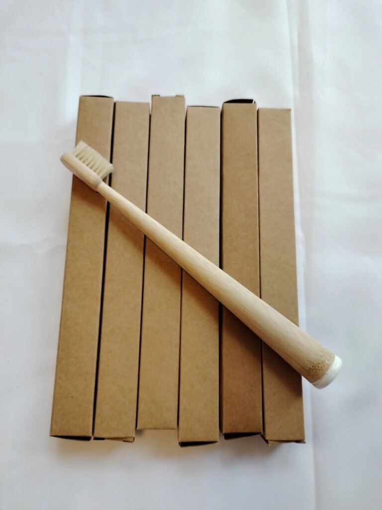 Escova de bambu sobre as caixas de papel